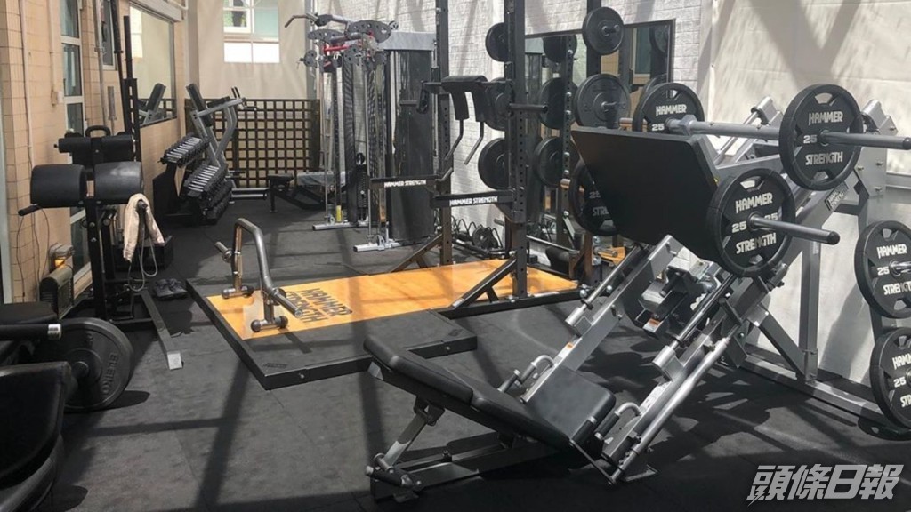 健身房利用帳篷搭健。